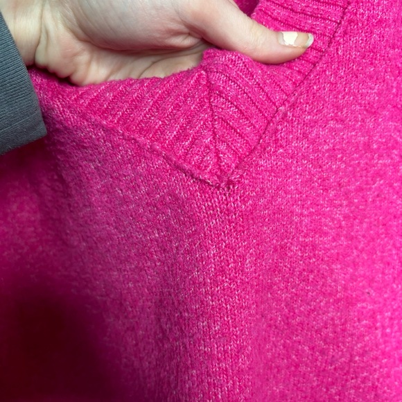 b💙2/$40💙Yummy Sweater Co Vibrant Pink V Neck Pullover Sweater Size M - Picture 14 of 16